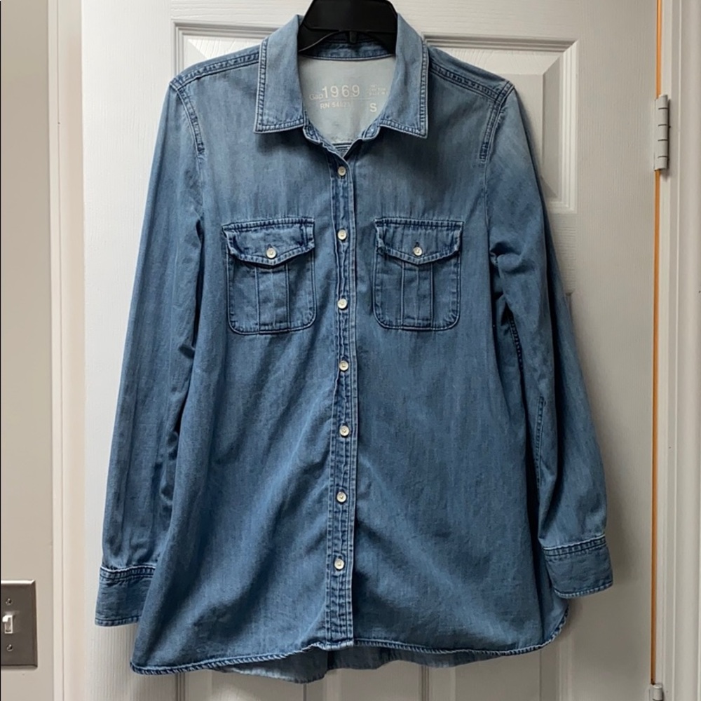 Gap maternity shirt